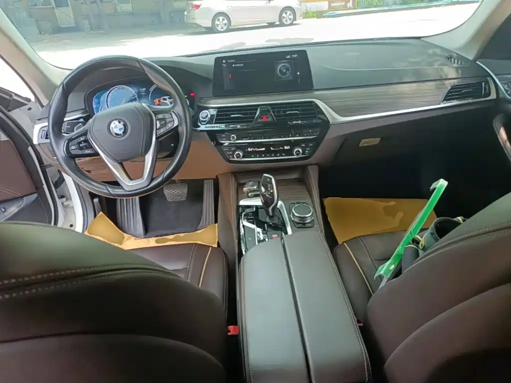 BMW 5 Series 2017 — фото 10