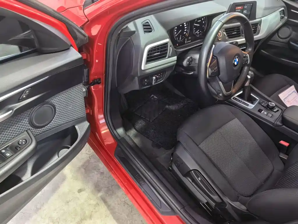 BMW 1 Series 2018 — фото 16