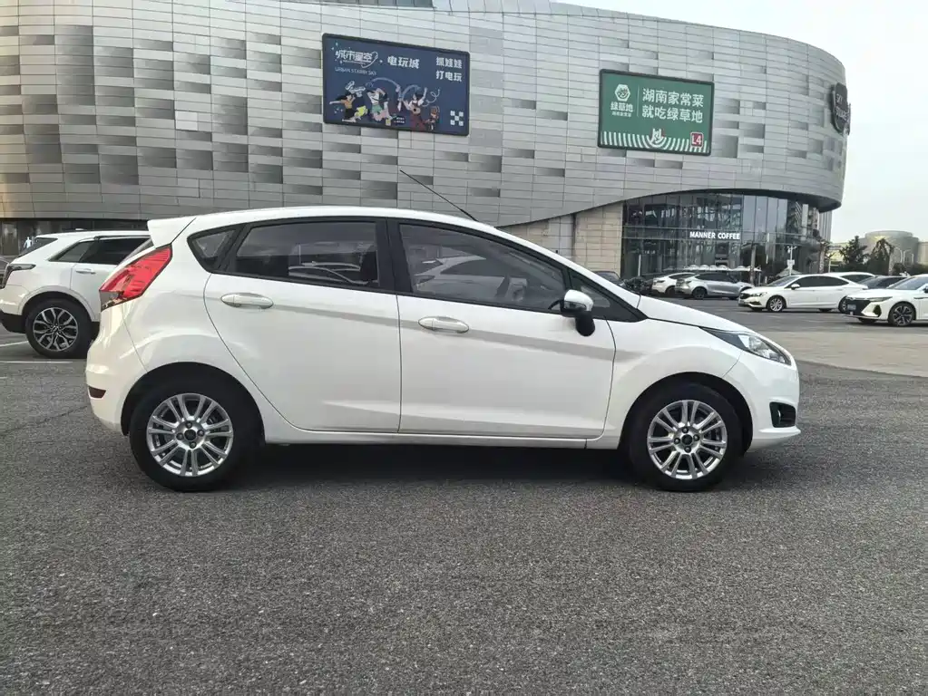 Ford Fiesta 2015 — фото 7