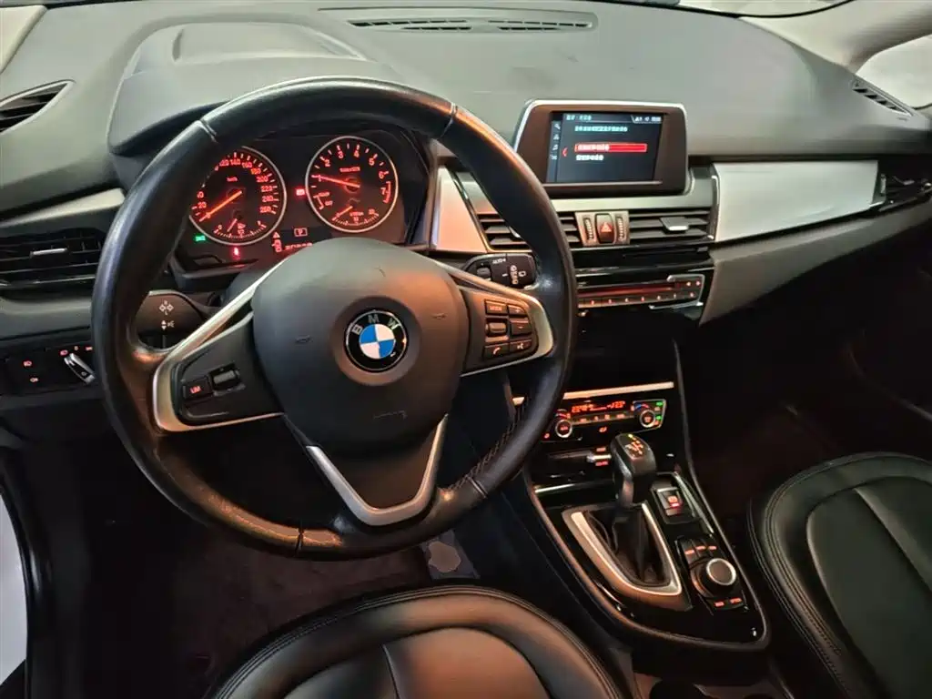 BMW 2 Series Active Tourer 2017 — фото 10