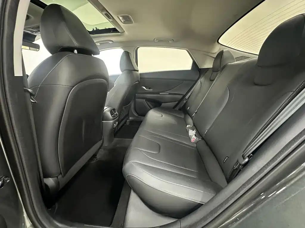 Hyundai Elantra 2023 — фото 12
