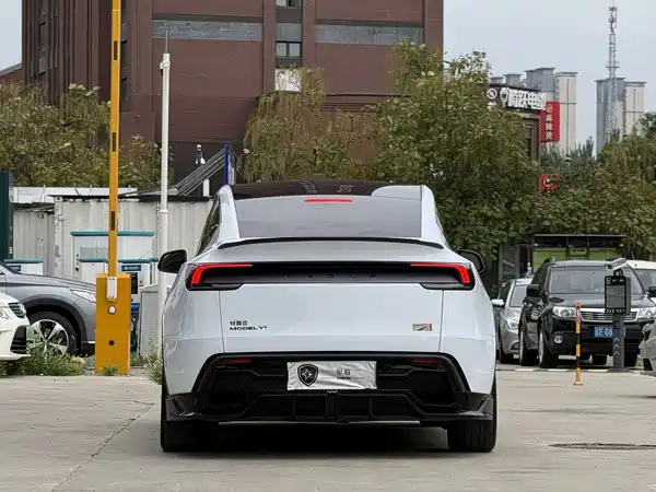 Tesla Model Y 2025