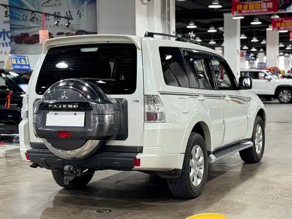 Mitsubishi Pajero 2016