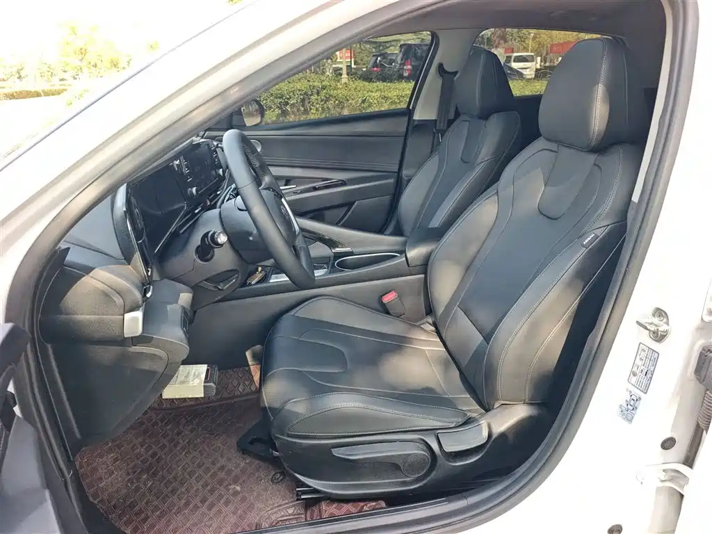 Hyundai Elantra 2023 — фото 15