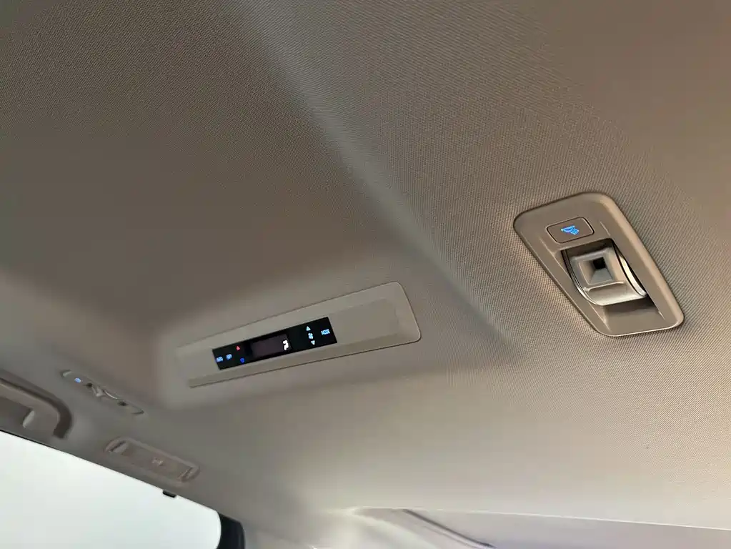 Toyota Sienna 2023 — фото 20