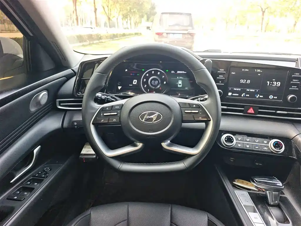 Hyundai Elantra 2023 — фото 11