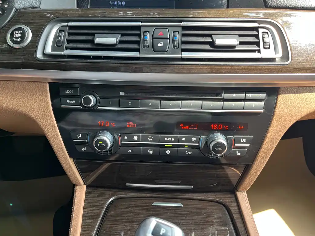 BMW 7 Series 2010 — фото 24