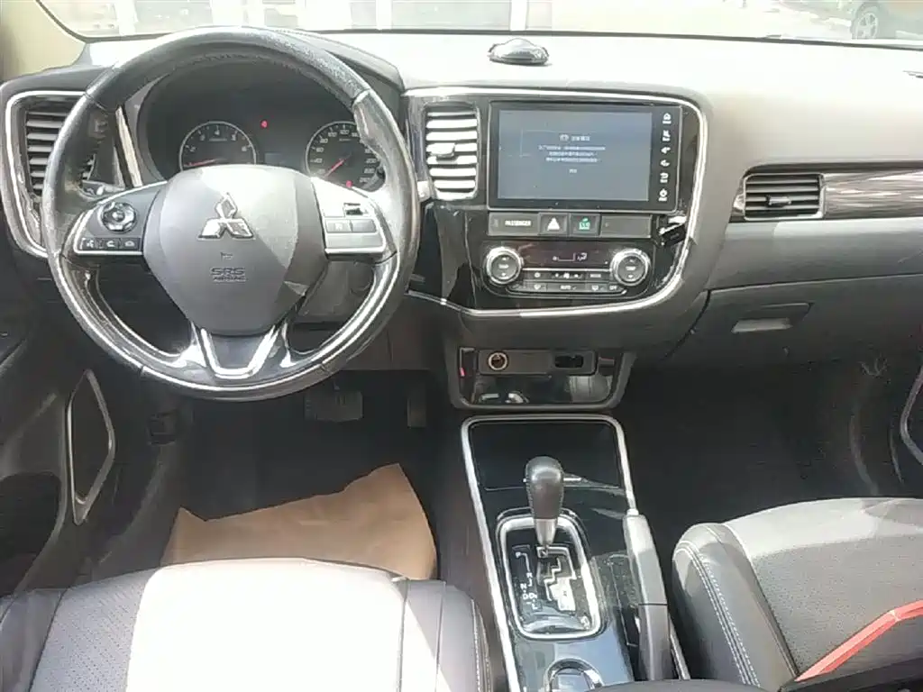 Mitsubishi Outlander 2018 — фото 13