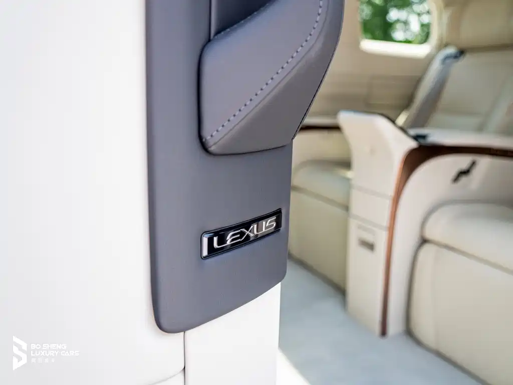 Lexus LM — фото 41