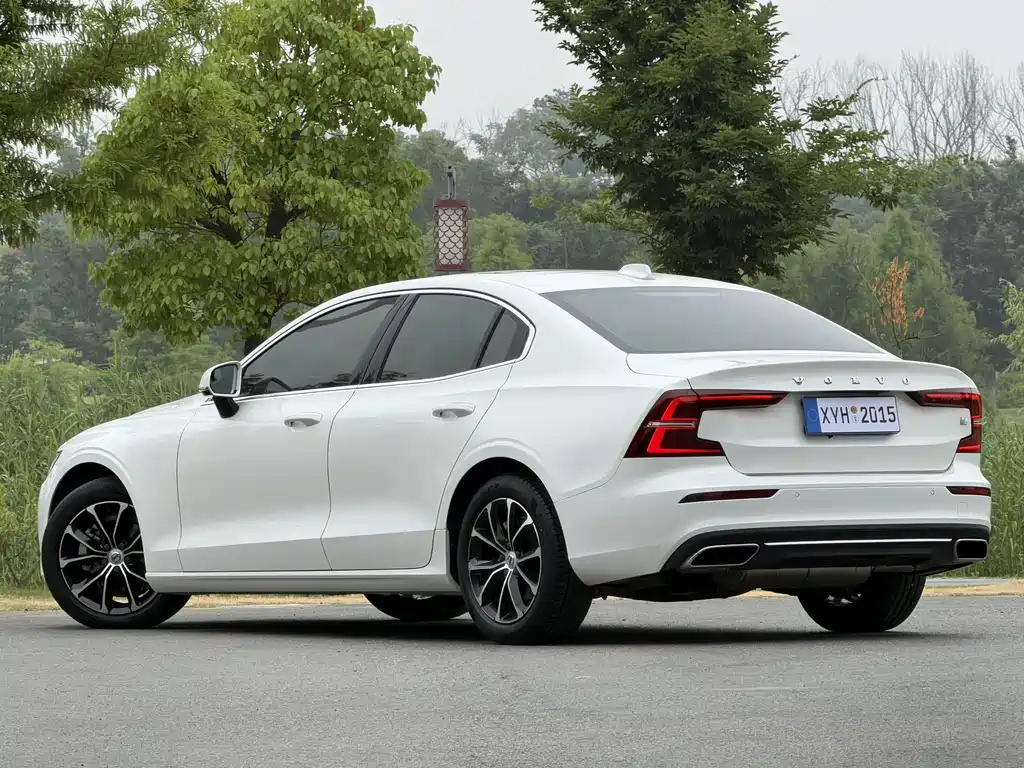 Volvo S60 2021 — фото 18