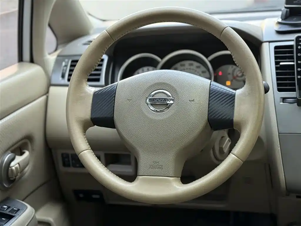 Nissan Tiida 2010 — фото 6
