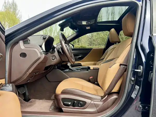 Lexus ES 2020