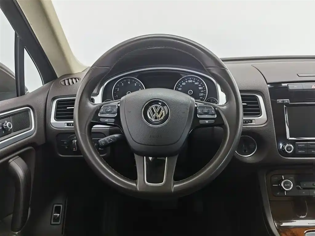 Volkswagen Touareg 2013 — фото 11