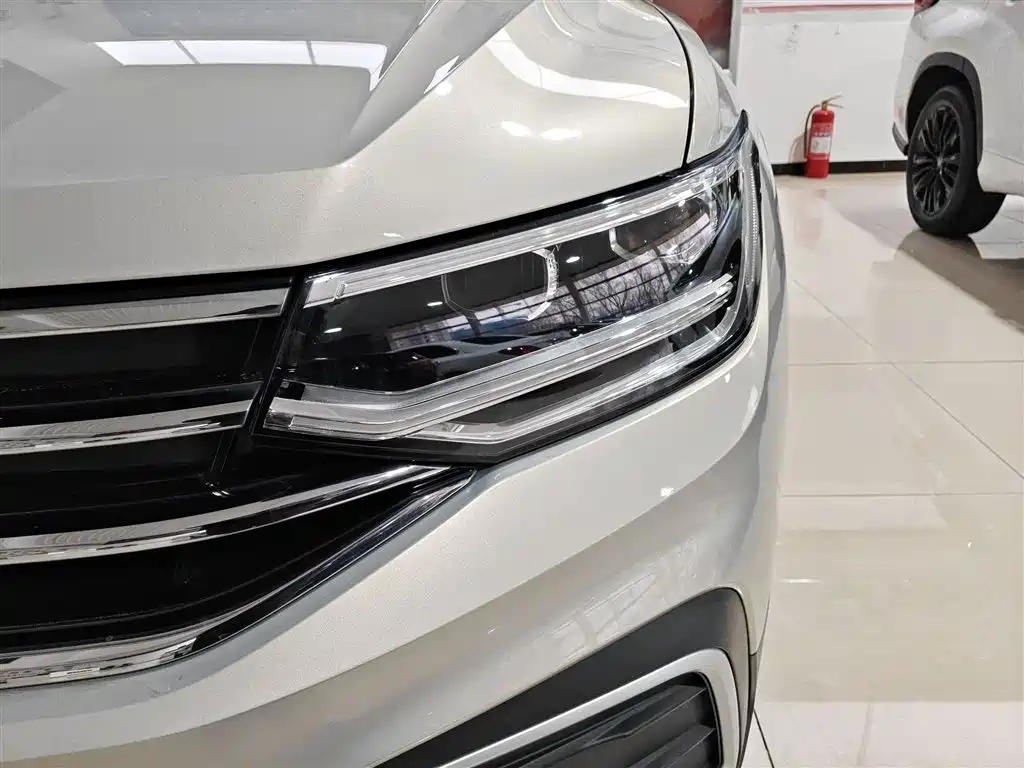 Volkswagen Tiguan L 2023 — фото 18