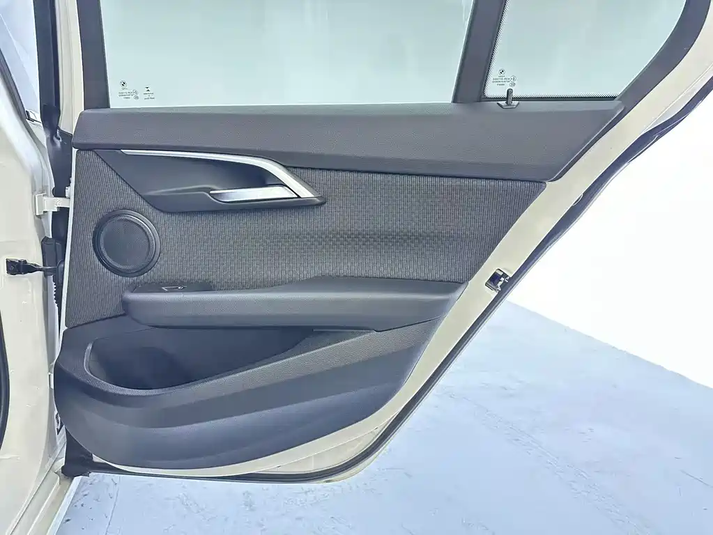 BMW 1 Series 2017 — фото 10