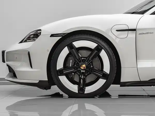 Porsche Taycan 2025