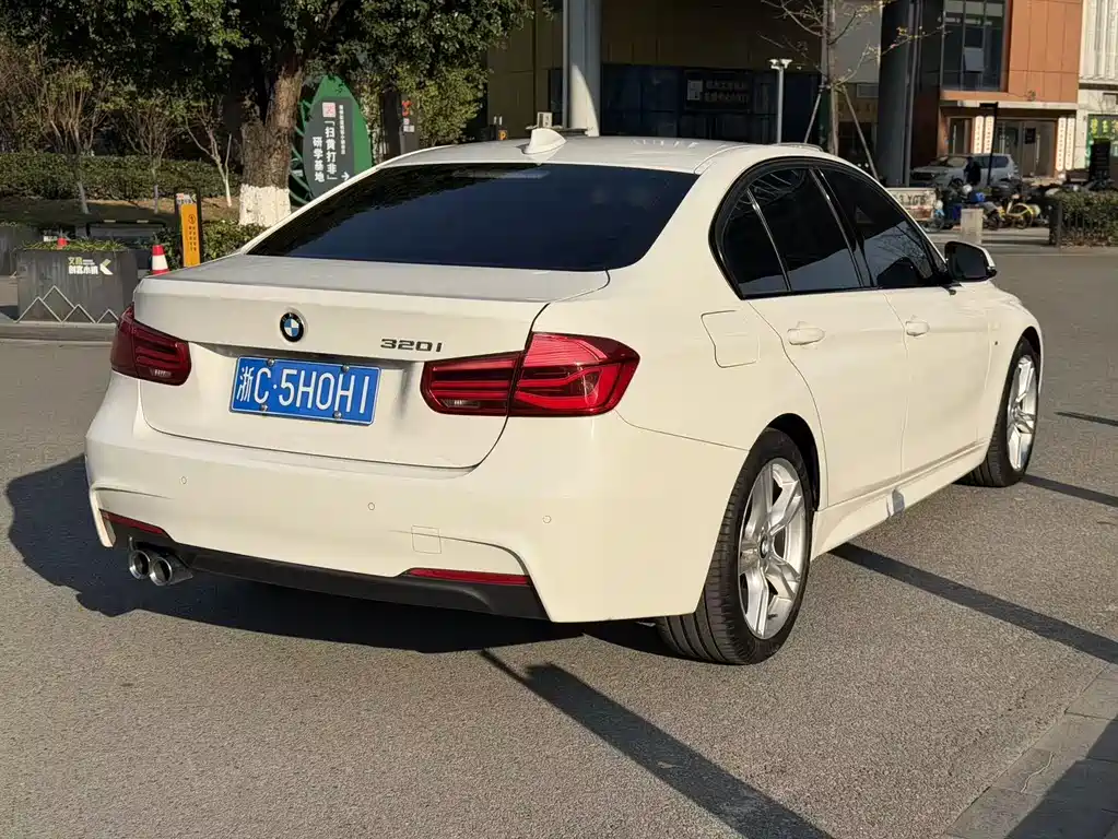 BMW 3 Series 2018 — фото 10