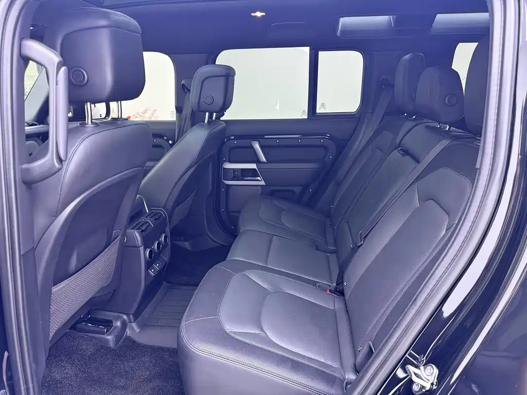 Land Rover Defender 2023 — фото 18