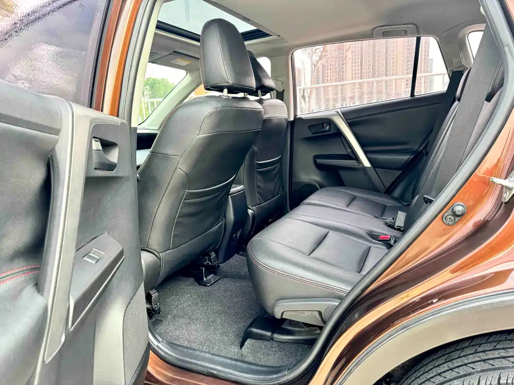 Toyota RAV4 2017 — фото 14