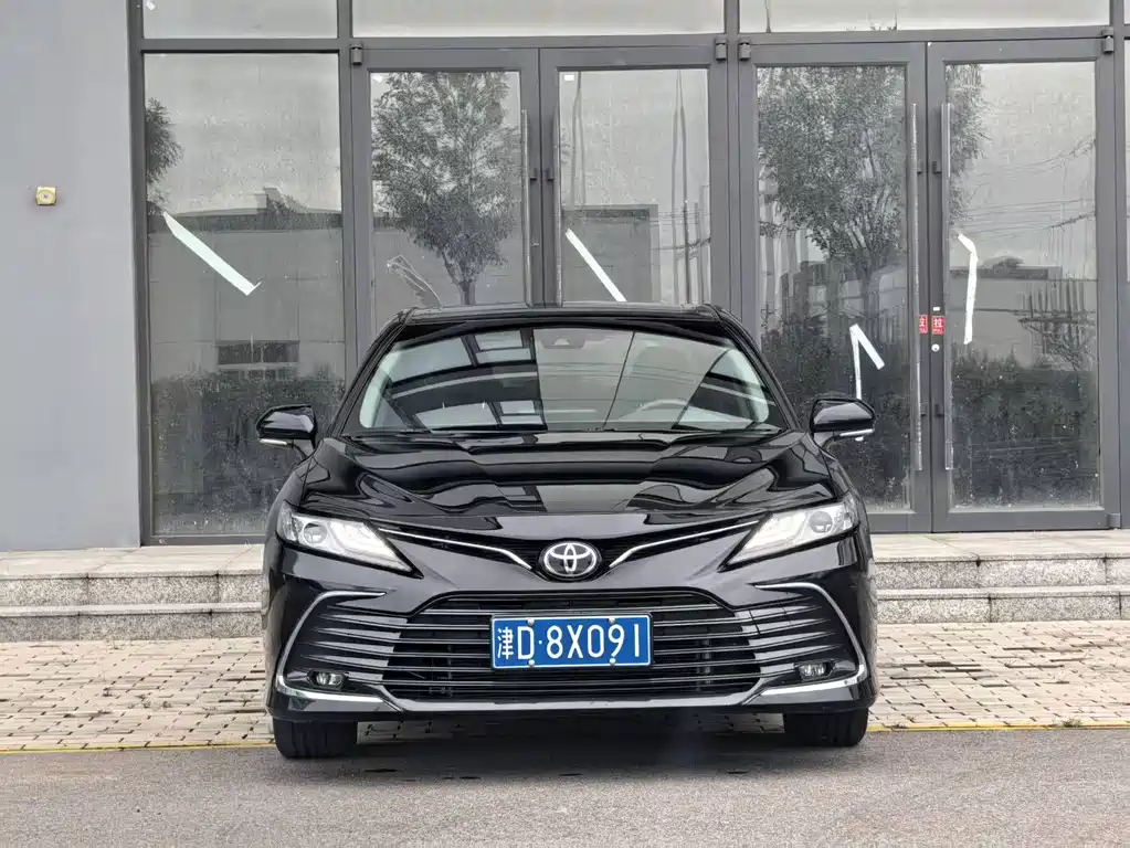 Toyota Camry 2023 — фото 2
