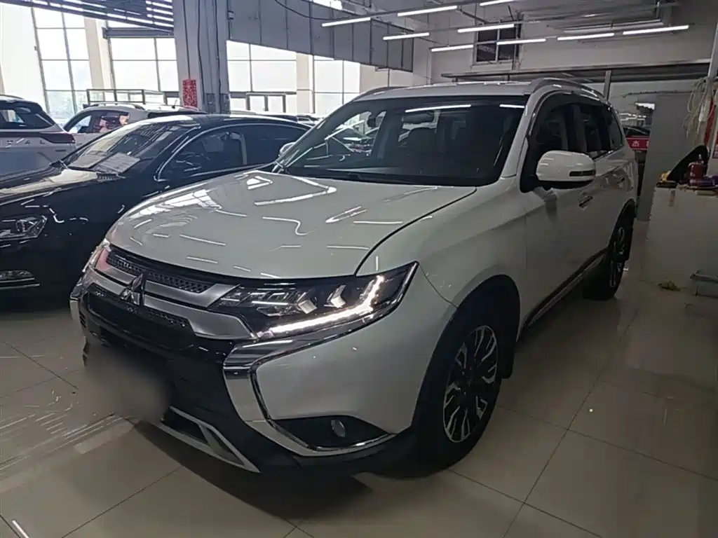 Mitsubishi Outlander 2019 — фото 2