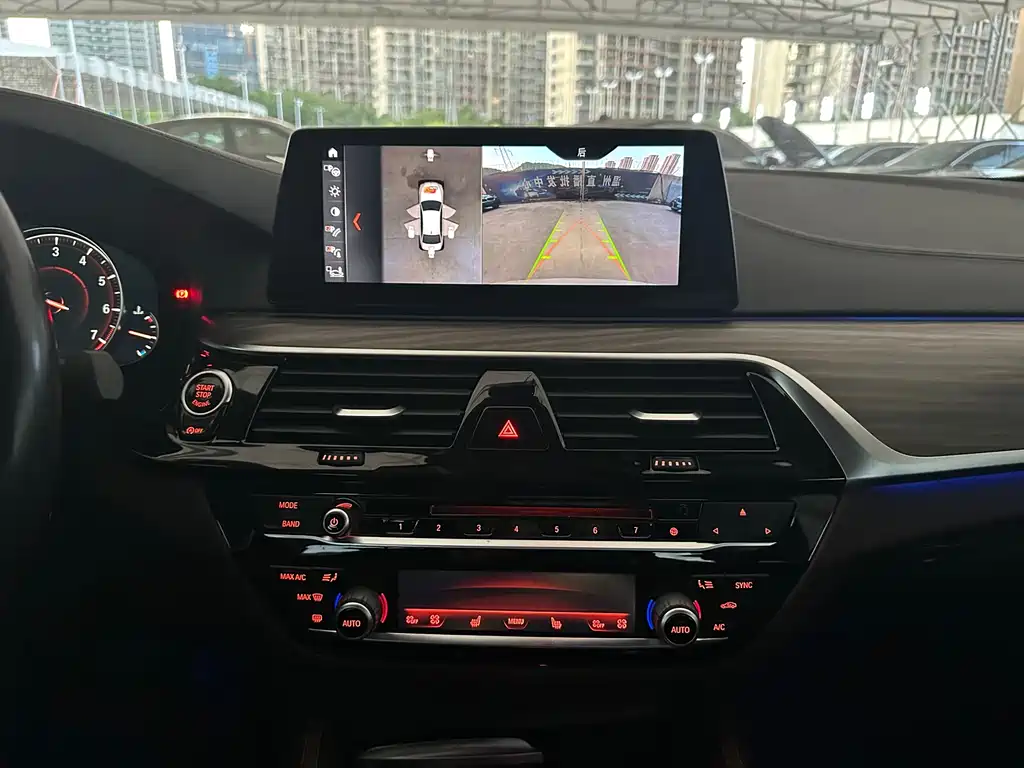 BMW 5 Series 2018 — фото 26
