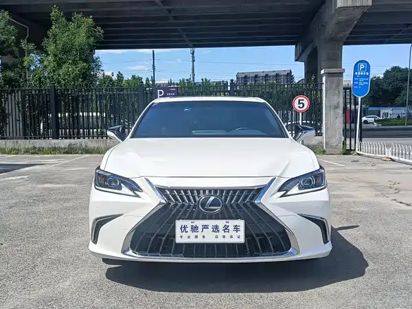 Lexus ES 2021