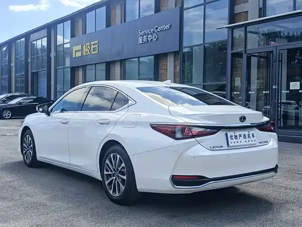 Lexus ES 2021
