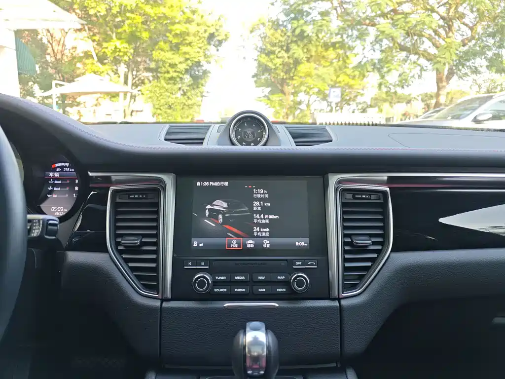 Porsche Macan 2018 — фото 13