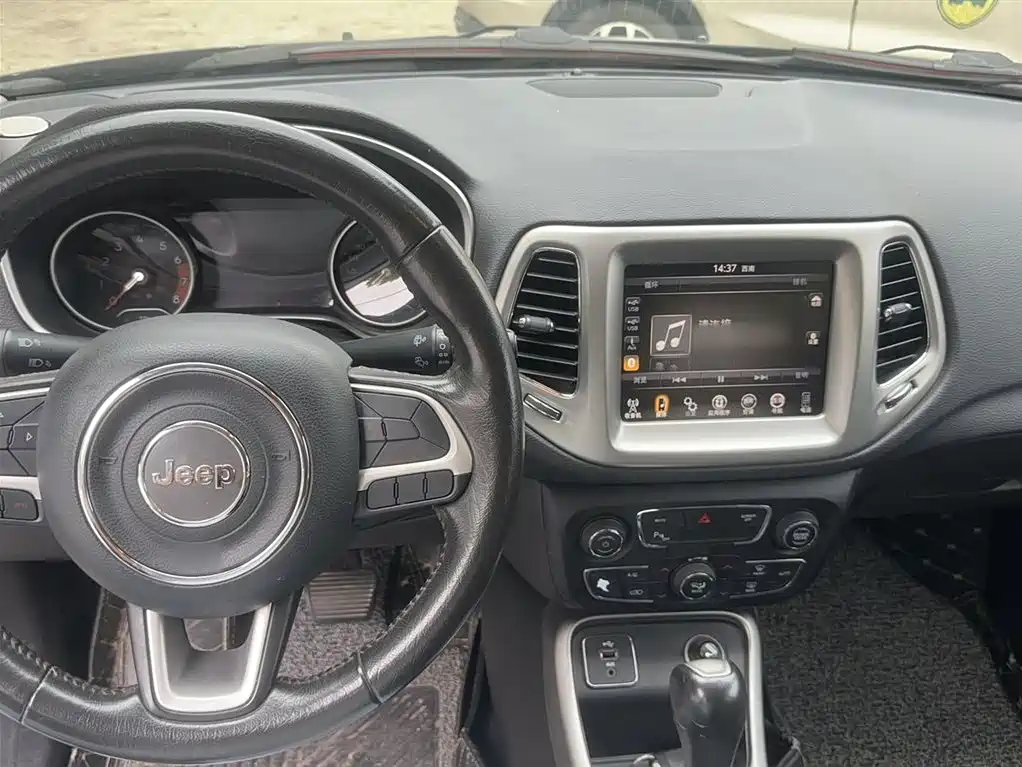 Jeep Compass 2018 — фото 12