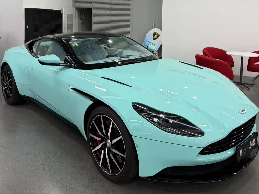 Aston Martin DB11 2019 — фото 11