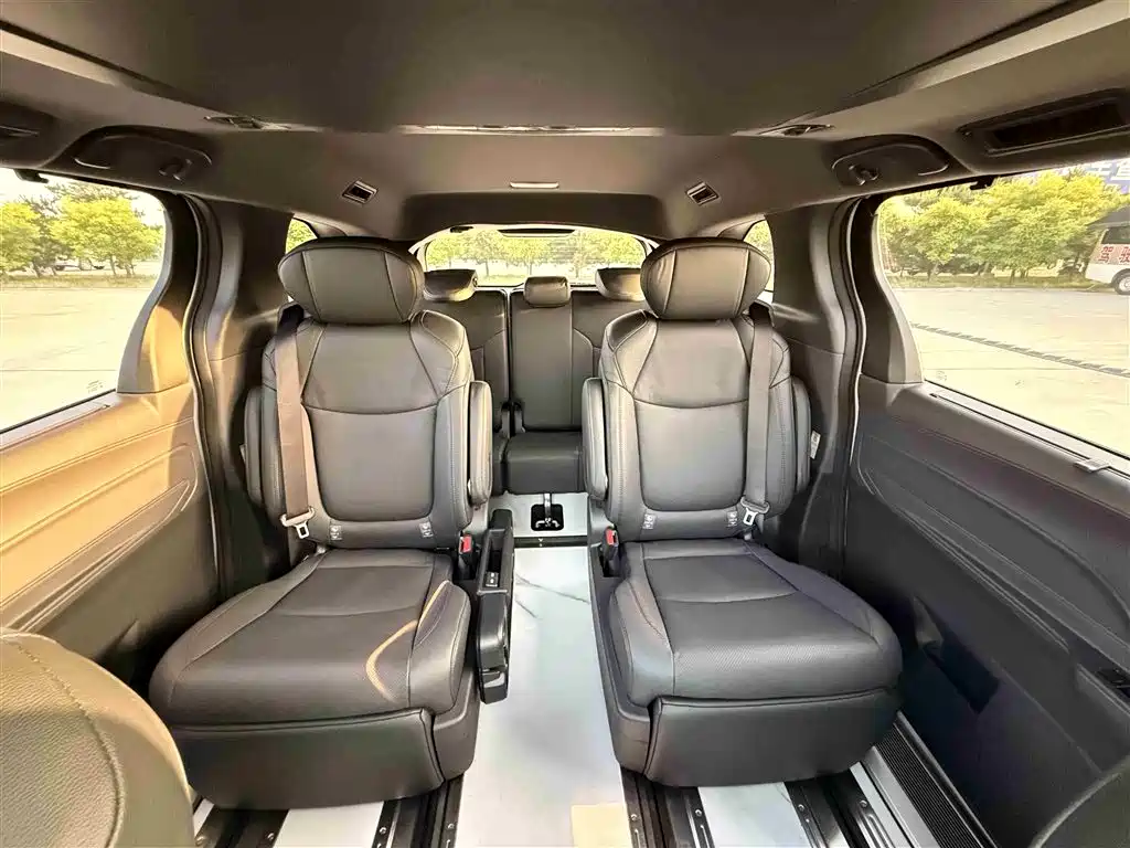 Toyota Sienna 2023 — фото 20