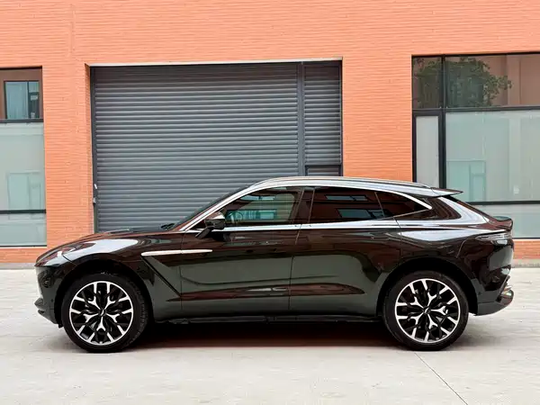 Aston Martin DBX 2021