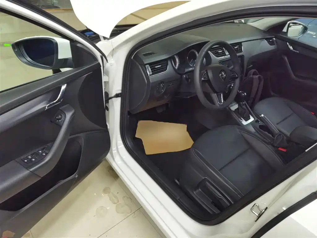 Skoda Octavia 2023 — фото 12