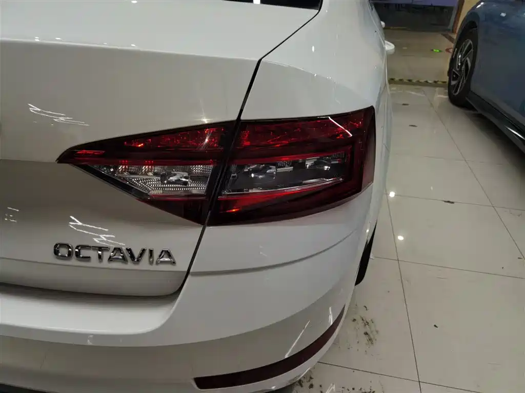 Skoda Octavia 2023 — фото 24