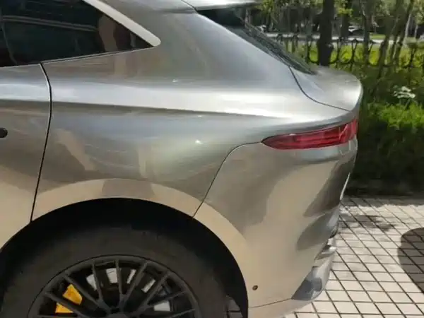 Aston Martin DBX 2022