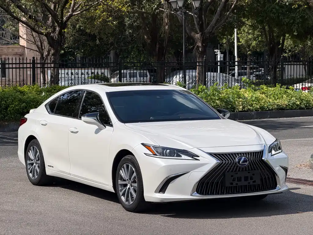 Lexus ES 2020 — фото 16