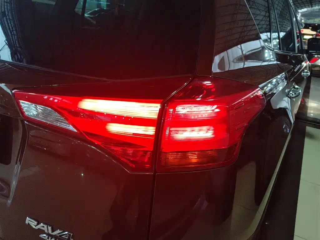 Toyota RAV4 2016 — фото 24