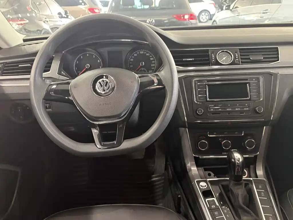 Volkswagen Passat 2018 — фото 12