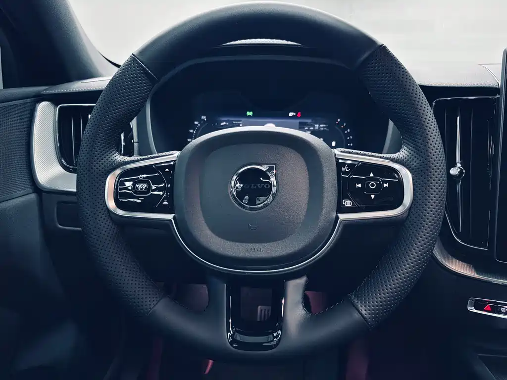 Volvo XC60 2025 — фото 12