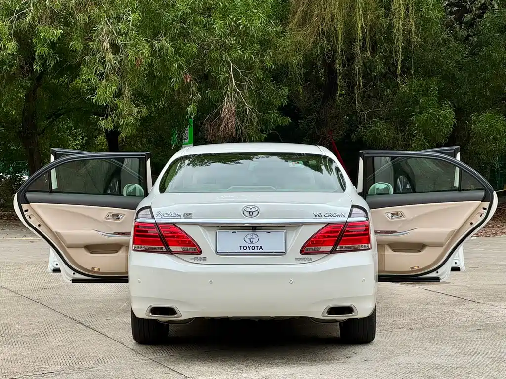 Toyota Crown 2015 — фото 15