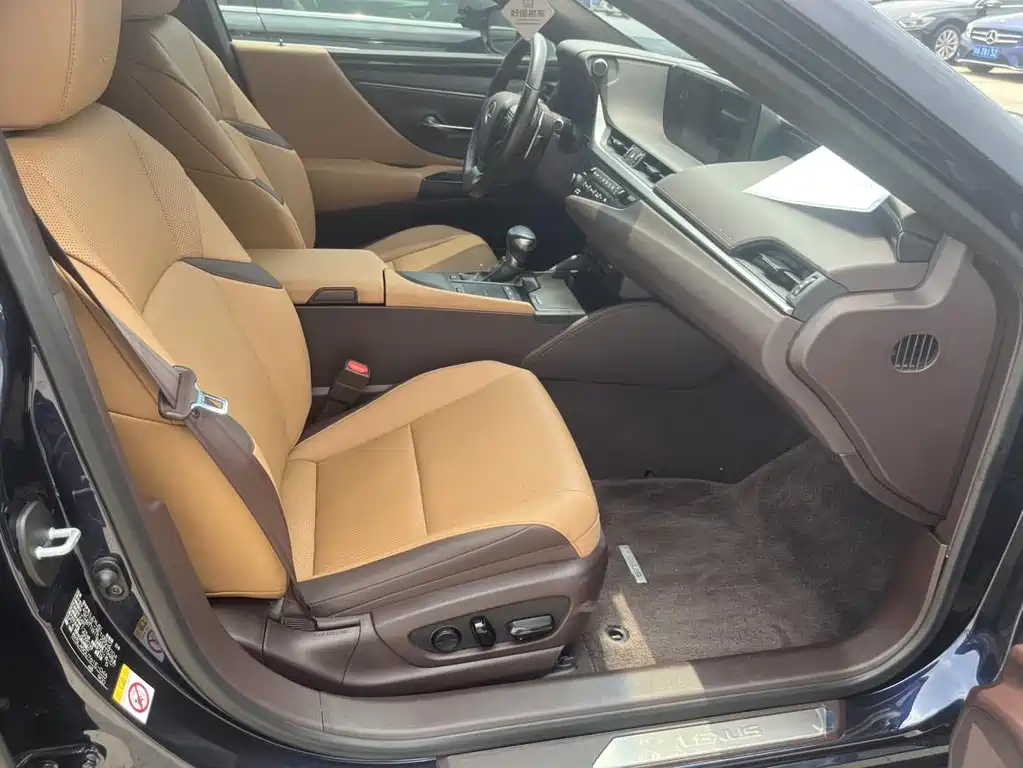 Lexus ES 2018 — фото 15