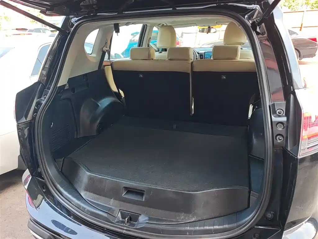 Toyota RAV4 2017 — фото 19