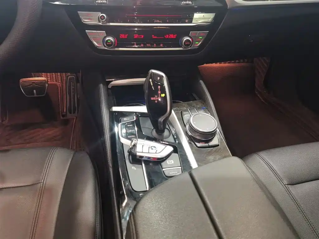 BMW 5 Series 2018 — фото 10