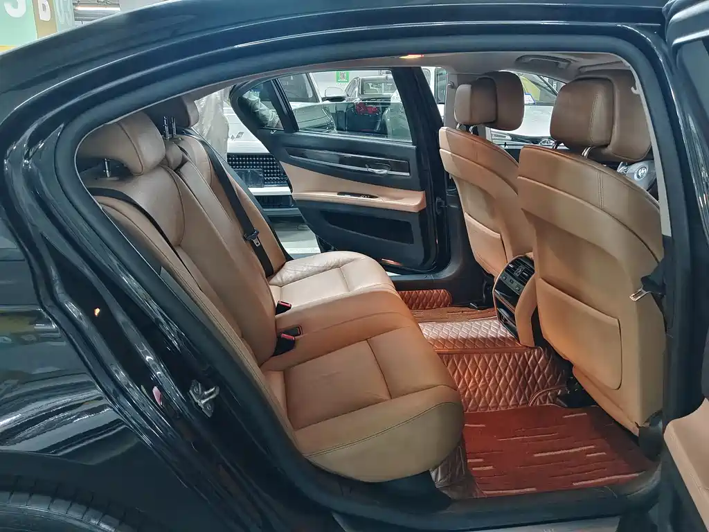 BMW 7 Series 2012 — фото 12