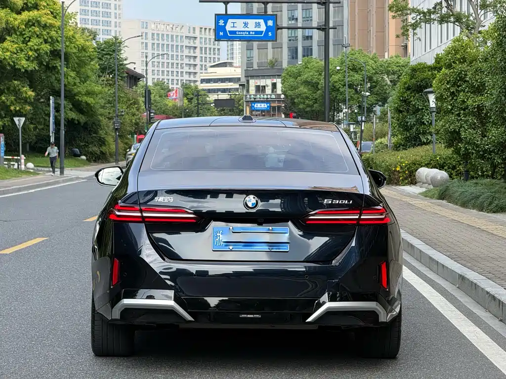 BMW 5 Series 2025 — фото 17