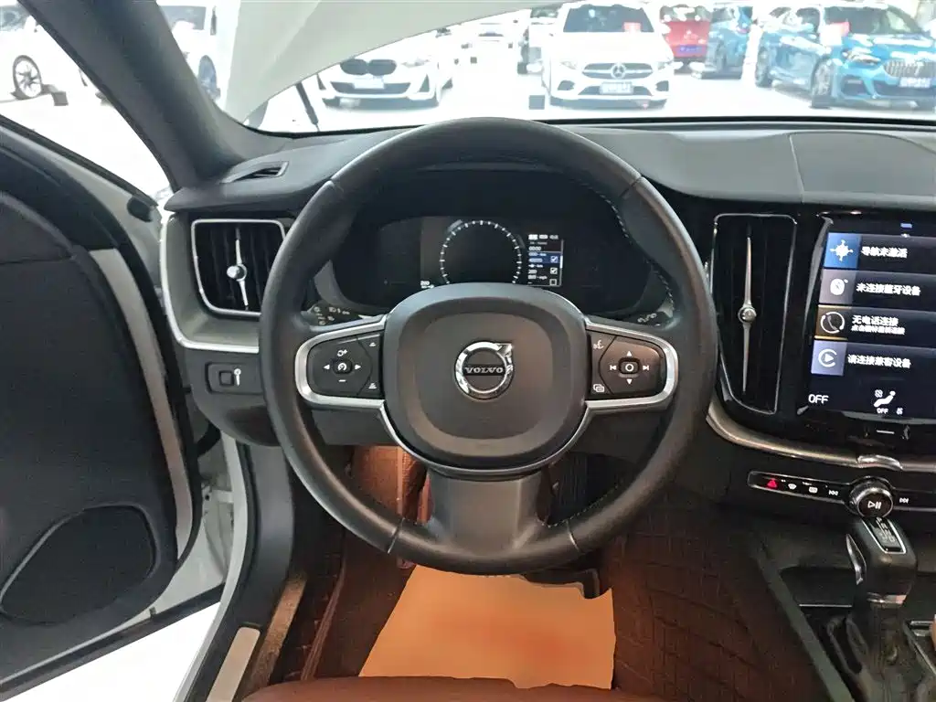 Volvo XC60 2021 — фото 11