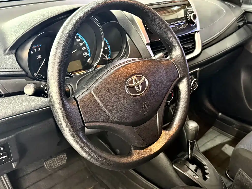 Toyota Yaris L 2017 — фото 10