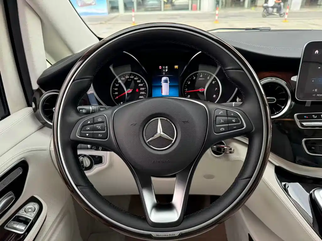 Mercedes-Benz V-Class 2023 — фото 15