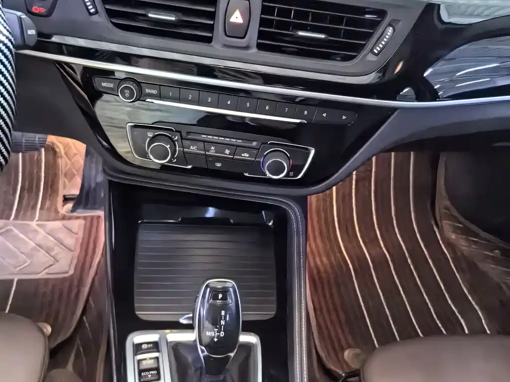 BMW 1 Series 2020 — фото 10